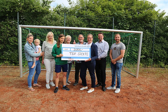 Nicole Mölling, Leiterin der Direktion Salzgitter von der Volksbank BraWo (3.v.r.), übergibt eine Spende über 3.000 Euro an Sarah Bost, Jugendleiterin des TSV Sickte. Foto: Volksbank BraWo Nicole Mölling, Leiterin der Direktion Salzgitter von der Volksbank BraWo (3.v.r.), übergibt eine Spende über 3.000 Euro an Sarah Bost, Jugendleiterin des TSV Sickte. Foto: Volksbank BraWo