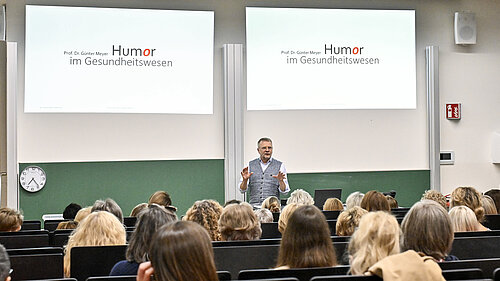 Prof. Günter Meyer begeisterte mit seinem Vortrag „Humor im Gesundheitswesen“ die anwesenden Gästinnen und betrachtete gemeinsam mit Ihnen die Bedeutung des Lachens. Fotocredit: Volksbank BRAWO/Isabell Massel Prof. Günter Meyer begeisterte mit seinem Vortrag „Humor im Gesundheitswesen“ die anwesenden Gästinnen und betrachtete gemeinsam mit Ihnen die Bedeutung des Lachens.