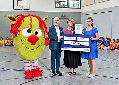 Stefan Honrath, Direktionsleiter Peine der Volksbank BRAWO und Botschafter von United Kids Foundations, übergab den symbolischen Spendenscheck an Svenja Stehr und Sylvia Schulze-Ripken (v. l.) vom Förderverein der VGS Essinghausen. Stefan Honrath, Direktionsleiter Peine der Volksbank BRAWO und Botschafter von United Kids Foundations, übergab den symbolischen Spendenscheck an Svenja Stehr und Sylvia Schulze-Ripken (v. l.) vom Förderverein der VGS Essinghausen.