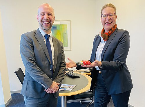 Nicole Mölling, Leitung der Direktion Salzgitter der Volksbank BraWo, begrüßt Jörg Rohde offiziell im Immobilien-Center in der Hauptstelle in Salzgitter-Lebenstedt. Foto: Volksbank BraWo