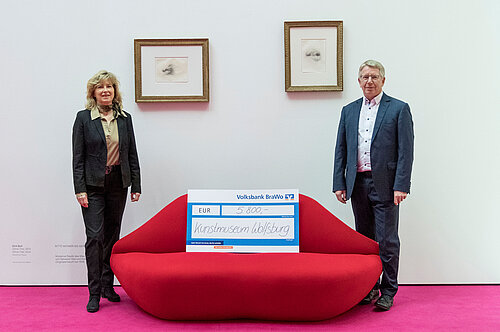Otmar Böhmer, Geschäftsführer des Kunstmuseums Wolfsburg, nimmt eine Spende digitale Vermittlung der aktuellen Ausstellungen von Claudia Kayser, Leiterin der Direktion Wolfsburg der Volksbank BraWo, entgegen. Otmar Böhmer, Geschäftsführer des Kunstmuseums Wolfsburg, nimmt eine Spende digitale Vermittlung der aktuellen Ausstellungen von Claudia Kayser, Leiterin der Direktion Wolfsburg der Volksbank BraWo, entgegen.