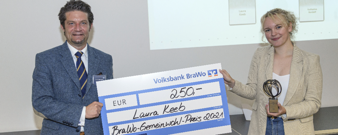 Carsten Ueberschär gratuliert Laura Keeb zum Gewinn des BraWo-Gemeinwohl-Preises 2021.