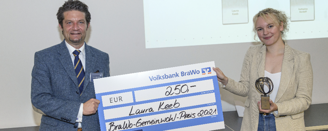 Carsten Ueberschär gratuliert Laura Keeb zum Gewinn des BraWo-Gemeinwohl-Preises 2021. Carsten Ueberschär gratuliert Laura Keeb zum Gewinn des BraWo-Gemeinwohl-Preises 2021.