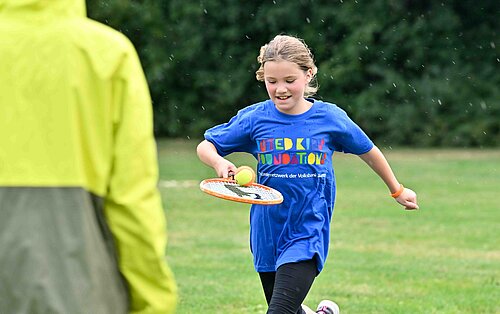 Die Kinder durchliefen einen abwechslungsreichen Bewegungsparcours mit verschiedenen Übungen aus Balancieren, Laufen, Springen, Werfen oder Geschicklichkeit. Die Kinder durchliefen einen abwechslungsreichen Bewegungsparcours mit verschiedenen Übungen aus Balancieren, Laufen, Springen, Werfen oder Geschicklichkeit.