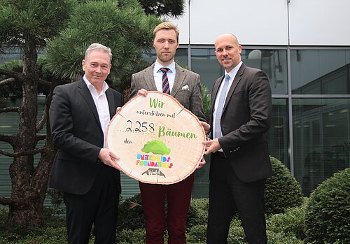 André Bonitzke (rechts) übergab im Beisein von Thomas Fast (links) symbolisch die 2.258 Bäume für den United Kids Foundations Wald an Dr. Janis Meyerhof (mitte) von den Niedersächsischen Landesforsten.
