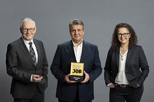 Sigmar Gabriel, Schirmherr von „Top Job“ (Mitte), übergibt die Auszeichnung an Michael Krupka, Leitung Personal, und Anja-Silke Buchal, Leitung Personalentwicklung, von der Volksbank BraWo. Foto: Volksbank BraWo/kdbusch