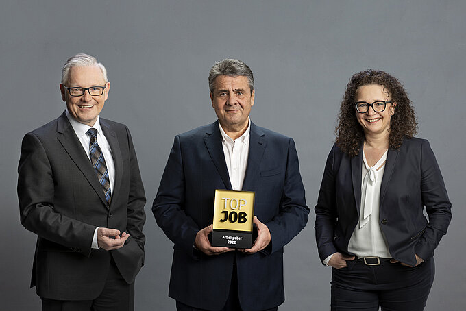 Sigmar Gabriel, Schirmherr von „Top Job“ (Mitte), übergibt die Auszeichnung an Michael Krupka, Leitung Personal, und Anja-Silke Buchal, Leitung Personalentwicklung, von der Volksbank BraWo. Foto: Volksbank BraWo/kdbusch Sigmar Gabriel, Schirmherr von „Top Job“ (Mitte), übergibt die Auszeichnung an Michael Krupka, Leitung Personal, und Anja-Silke Buchal, Leitung Personalentwicklung, von der Volksbank BraWo. Foto: Volksbank BraWo/kdbusch