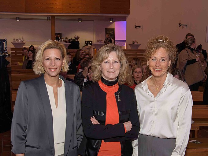 Die Organisatorin des Entscheiderinnenabends Claudia Kayser (mitte), Leiterin der Volksbank BRAWO Direktion Wolfsburg zusammen mit den Stressexpertinnen Mel Tracums-Hinke (links) und Regina Kirschke (rechts)