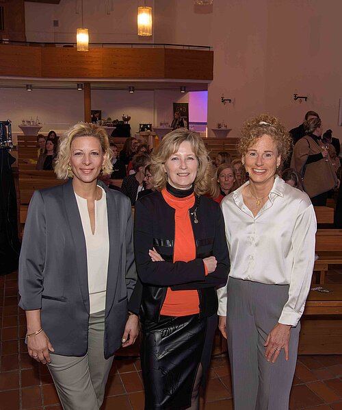 Die Organisatorin des Entscheiderinnenabends Claudia Kayser (mitte), Leiterin der Volksbank BRAWO Direktion Wolfsburg zusammen mit den Stressexpertinnen Mel Tracums-Hinke (links) und Regina Kirschke (rechts)