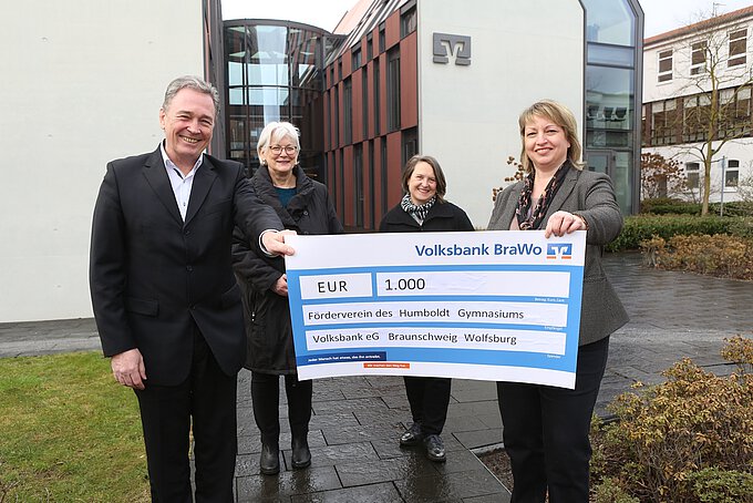 Thomas Fast übergibt den Spendenscheck an Brigitte Gorke, Schulleiterin des Humboldt Gymnasiums, im Beisein von Ricarda Riedesel und Christa Bausch (2.v.r.), Vorstandsmitglieder des Fördervereins. Foto: Volksbank BraWo / KURT Media - Michael Uhmeyer