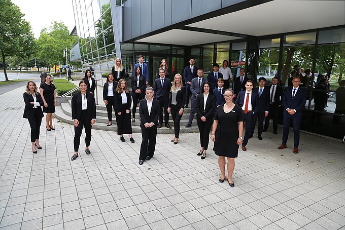 Die Volksbank BraWo begrüßt die 23 neuen Auszubildenden und dualen Studenten 2021 durch Ausbildungsleiterin Janina Jörn (Mitte) sowie Katharina Kiegeland (2.v.l.) und Sina Müller (vorne rechts) aus der Personalabteilung.