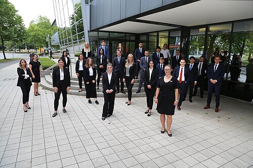 Die Volksbank BraWo begrüßt die 23 neuen Auszubildenden und dualen Studenten 2021 durch Ausbildungsleiterin Janina Jörn (Mitte) sowie Katharina Kiegeland (2.v.l.) und Sina Müller (vorne rechts) aus der Personalabteilung. Die Volksbank BraWo begrüßt die 23 neuen Auszubildenden und dualen Studenten 2021 durch Ausbildungsleiterin Janina Jörn (Mitte) sowie Katharina Kiegeland (2.v.l.) und Sina Müller (vorne rechts) aus der Personalabteilung.