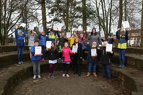 Die Klasse 3b der Grundschule Hasenwinkel feiert gemeinsam mit Klassenlehrerin Anne Hey (hintere Reihe dritte von rechts) den Direktionssieg in Wolfsburg bei step BraWo. Foto: Volksbank BraWo / KURT Media - Michael Uhmeyer