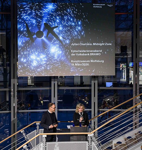 Vortrag im Kunstmuseum Wolfsburg mit Präsentationsfolie zu "Midnight Zone" von Julian Charrière am 19. März 2026.