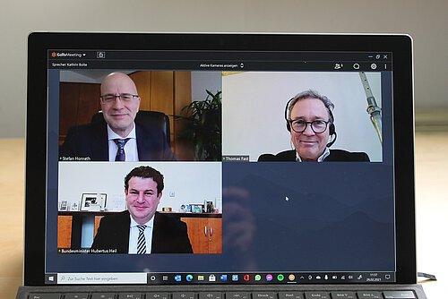 Der Bundesminister für Arbeit und Soziales, Hubertus Heil (unten links), informierte sich per Videokonferenz über die Hilfsaktion von United Kids Foundations bei Stefan Honrath (o.l.) und Thomas Fast.