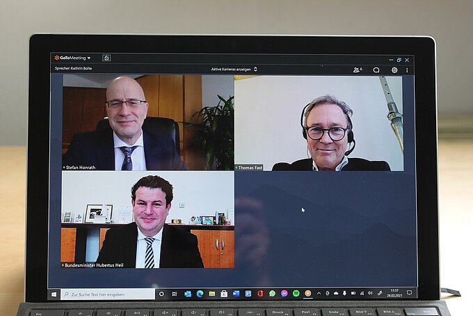 Der Bundesminister für Arbeit und Soziales, Hubertus Heil (unten links), informierte sich per Videokonferenz über die Hilfsaktion von United Kids Foundations bei Stefan Honrath (o.l.) und Thomas Fast. Der Bundesminister für Arbeit und Soziales, Hubertus Heil (unten links), informierte sich per Videokonferenz über die Hilfsaktion von United Kids Foundations bei Stefan Honrath (o.l.) und Thomas Fast.