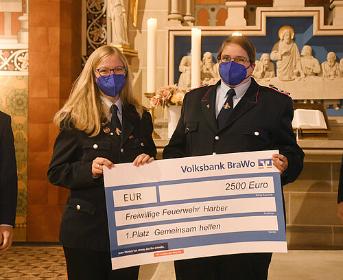 Judith (l.) und Jasmin Ebeling von der Freiwilligen Feuerwehr Harber freuen sich über den ersten Platz in Peine. Foto: Ralf Büchler