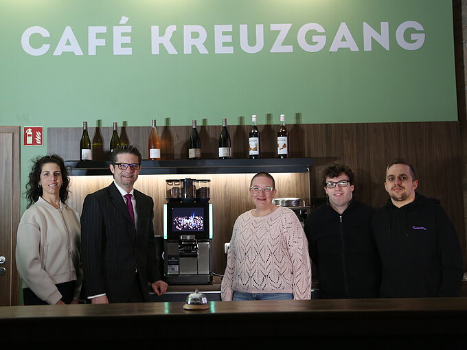 Susanne Ihlau, Leiterin des Café Kreuzgang und Team freuen sich über die neue Kaffeemaschine übergeben von Carsten Ueberschär, Direktionsleiter Braunschweig der Volksbank BRAWO