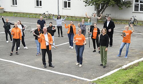 SZ: Nicole Mölling, Leiterin der Direktion Salzgitter von der Volksbank BraWo (vorne, Bildmitte) und ihr Team verschönerten beim Kranich-Gymnasium den Schulhofbereich. Schulleiterin Esther Lischewski (v. re.) freut sich über das Engagement. SZ: Nicole Mölling, Leiterin der Direktion Salzgitter von der Volksbank BraWo (vorne, Bildmitte) und ihr Team verschönerten beim Kranich-Gymnasium den Schulhofbereich. Schulleiterin Esther Lischewski (v. re.) freut sich über das Engagement.
