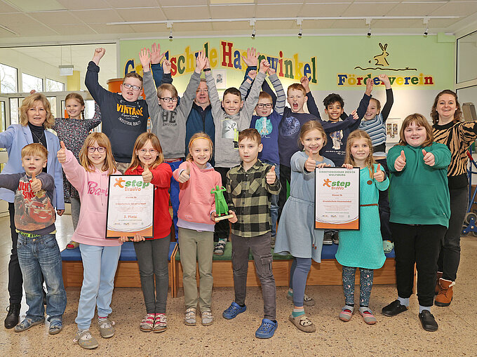 Die Kinder freuen sich über ihre Siegerurkunden, 250 Euro Preisgeld für die Klassenkasse und den Pokal, was ihnen Claudia Kayser (links), Botschafterin von United Kids Foundations, und Leiterin der Direktion Wolfsburg der Volksbank BRAWO, überreichte.