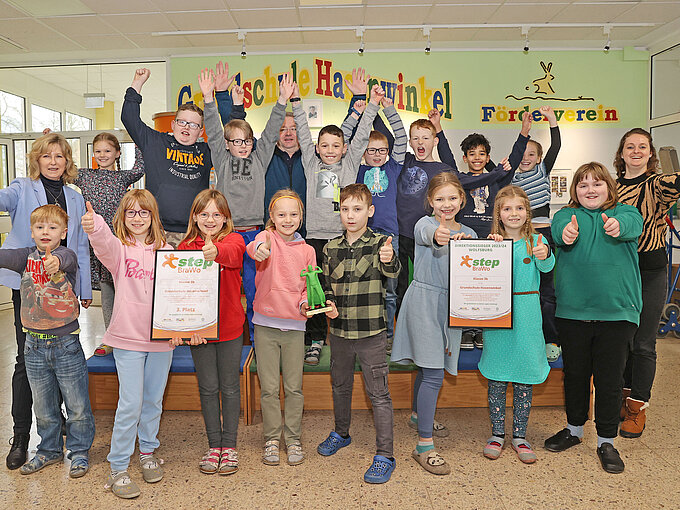 Die Kinder freuen sich über ihre Siegerurkunden, 250 Euro Preisgeld für die Klassenkasse und den Pokal, was ihnen Claudia Kayser (links), Botschafterin von United Kids Foundations, und Leiterin der Direktion Wolfsburg der Volksbank BRAWO, überreichte.