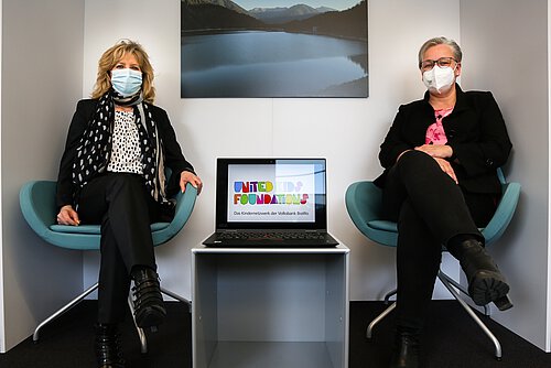 Claudia Kayser (l.), Botschafterin von United Kids Foundations und Leiterin der Direktion Wolfsburg, übergibt symbolisch einen Laptop an Iris Bothe, Stadträtin für Jugend, Bildung und Integration der Stadt Wolfsburg. Claudia Kayser (l.), Botschafterin von United Kids Foundations und Leiterin der Direktion Wolfsburg, übergibt symbolisch einen Laptop an Iris Bothe, Stadträtin für Jugend, Bildung und Integration der Stadt Wolfsburg.