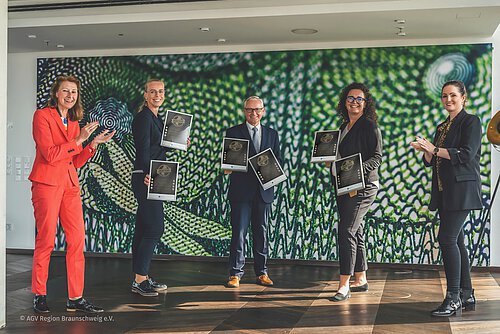 Janina Jörn (Leiterin Ausbildung), Michael Krupka (Leiter Personal) und Anja-Silke Buchal (Leiterin Personalentwicklung) erhalten „Zukunftgeber“-Urkunden von Cordula Miosga (links) und Dominique D. Moré (rechts). Foto: AGV Region Braunschweig