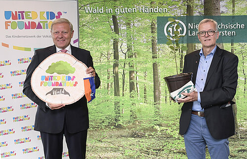 Jürgen Brinkmann (links) und Dr. Klaus Merker starteten am 19. Mai 2020 das Aufforstungsprojekt "United Kids Foundations Wald". Für das Waldstück nahe Torfhaus sind bereits 30.000 Bäume gespendet. Foto: Volksbank BraWo