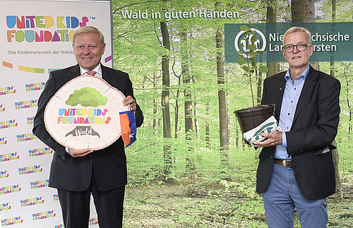 Jürgen Brinkmann (links) und Dr. Klaus Merker starteten am 19. Mai 2020 das Aufforstungsprojekt "United Kids Foundations Wald". Für das Waldstück nahe Torfhaus sind bereits 30.000 Bäume gespendet. Foto: Volksbank BraWo Jürgen Brinkmann (links) und Dr. Klaus Merker starteten am 19. Mai 2020 das Aufforstungsprojekt "United Kids Foundations Wald". Für das Waldstück nahe Torfhaus sind bereits 30.000 Bäume gespendet. Foto: Volksbank BraWo