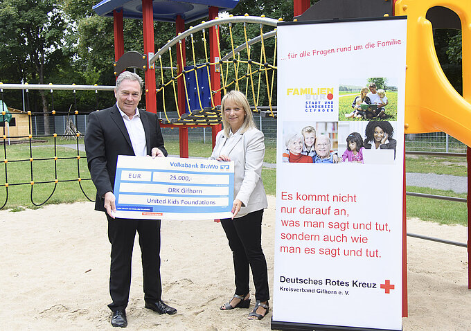 Thomas Fast, Vorstandsvorsitzender der Volksbank BraWo Stiftung und Botschafter von United Kids Foundations, übergibt den symbolischen Spendenscheck an Karin Single, Deutsches Rote Kreuz (DRK) Gifhorn. Foto: Volksbank BraWo Thomas Fast, Vorstandsvorsitzender der Volksbank BraWo Stiftung und Botschafter von United Kids Foundations, übergibt den symbolischen Spendenscheck an Karin Single, Deutsches Rote Kreuz (DRK) Gifhorn. Foto: Volksbank BraWo