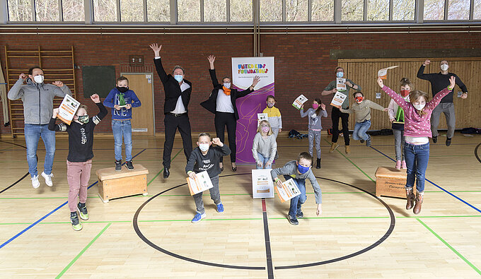 Die Klasse 3w freut sich gemeinsam mit (v.l.) Sportlehrer Kevin Hammer, Thomas Fast, Nicole Mölling, Klassenlehrer Floran Weber und Schulleiter Markus Mertens über den Gesamtsieg bei step-BraWo. Die Klasse 3w freut sich gemeinsam mit (v.l.) Sportlehrer Kevin Hammer, Thomas Fast, Nicole Mölling, Klassenlehrer Floran Weber und Schulleiter Markus Mertens über den Gesamtsieg bei step-BraWo.