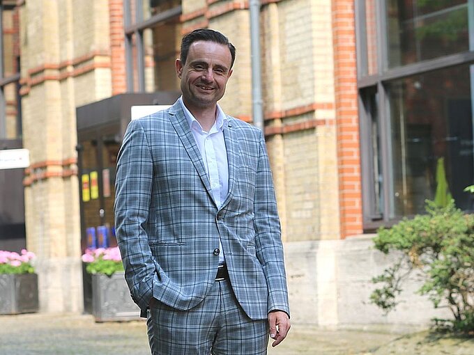 "Auf in die neue Zeit...", Francesco Perricone, Geschäftsführer Hofbrauhaus Wolters GmbH, hat die Weichen für eine erfolgreiche Zukunft gestellt. "Auf in die neue Zeit...", Francesco Perricone, Geschäftsführer Hofbrauhaus Wolters GmbH, hat die Weichen für eine erfolgreiche Zukunft gestellt.